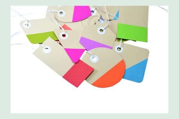 Idee Upcycling alte Kalenderblätter - zu Geschenkanhängern